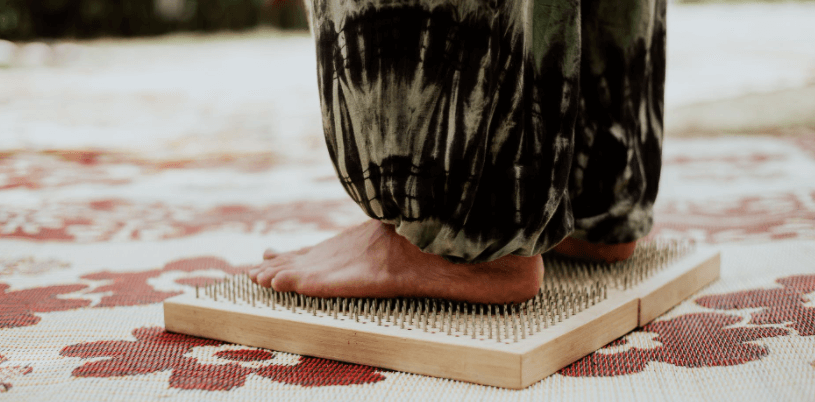 acupuncture pendant règles sur tapis indien